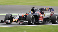 Carlos Sainz při posledních sezónních testech v Silverstone, první den