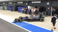 Fernando Alonso s McLarenem MP4-31 během 1. dne testů v Silverstone