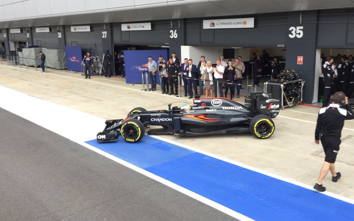 Fernando Alonso s McLarenem MP4-31 během 1. dne testů v Silverstone