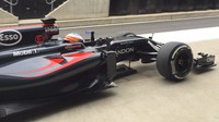 Fernando Alonso s McLarenem MP4-31 během 1. dne testů v Silverstone