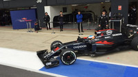 Fernando Alonso s McLarenem MP4-31 během 1. dne testů v Silverstone