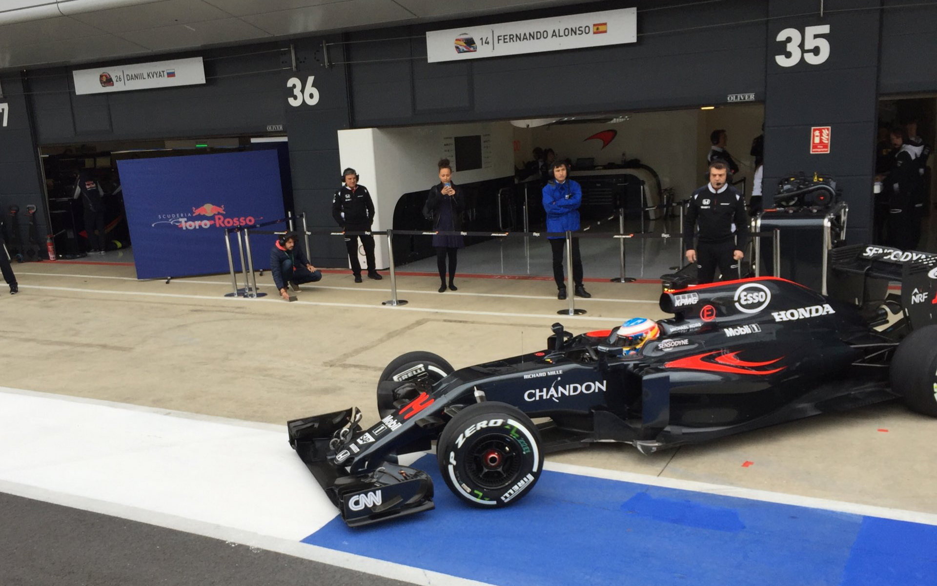 Fernando Alonso s McLarenem MP4-31 během 1. dne testů v Silverstone