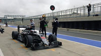 Fernando Alonso s McLarenem MP4-31 během 1. dne testů v Silverstone