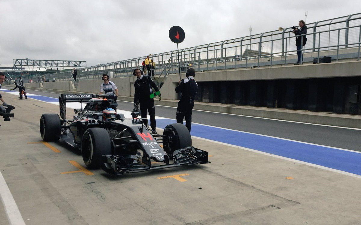 Fernando Alonso s McLarenem MP4-31 během 1. dne testů v Silverstone