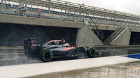 Fernando Alonso s McLarenem MP4-31 během 1. dne testů v Silverstone