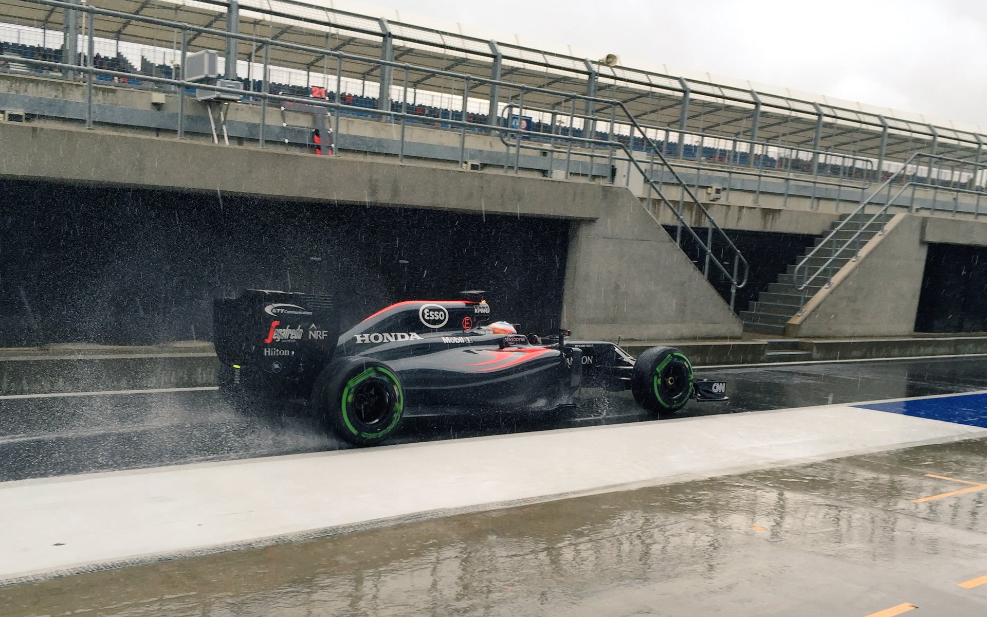 Fernando Alonso s McLarenem MP4-31 během 1. dne testů v Silverstone