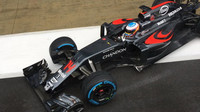 Fernando Alonso s McLarenem MP4-31 během 1. dne testů v Silverstone