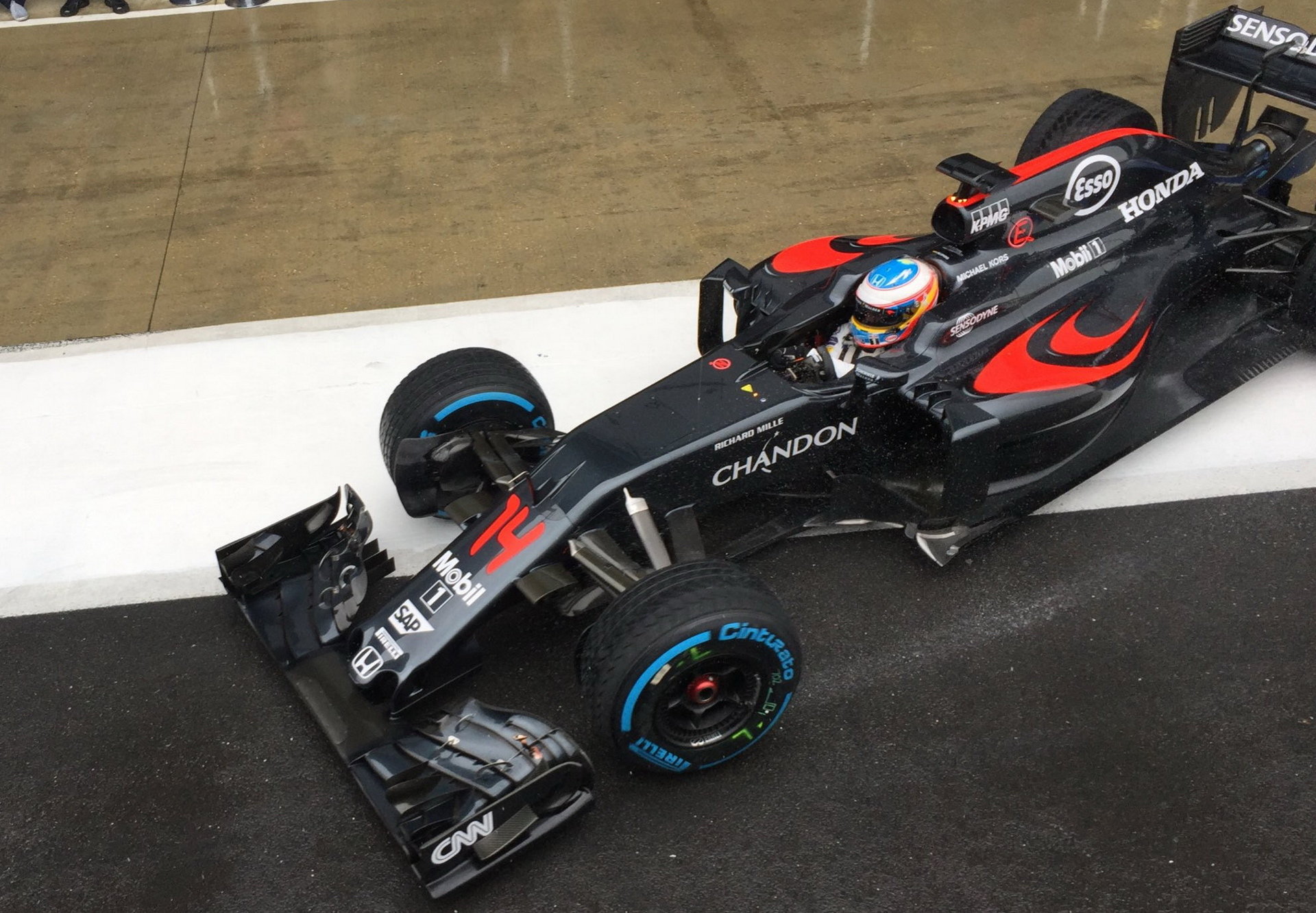 Fernando Alonso s McLarenem MP4-31 během 1. dne testů v Silverstone