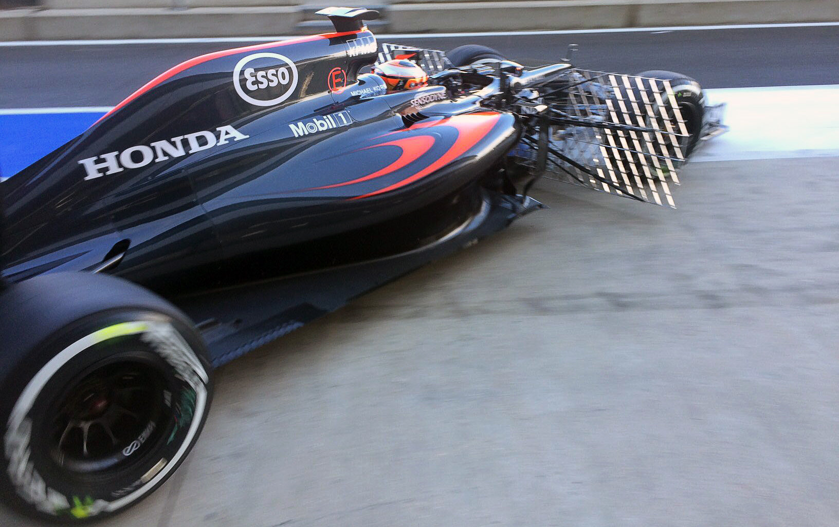 Stoffel Vandoorne s McLarenem MP4-31 během druhého dne testů v Silverstone