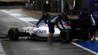 Alex Lynn s Williamsem FW38 první den testů v Silverstone