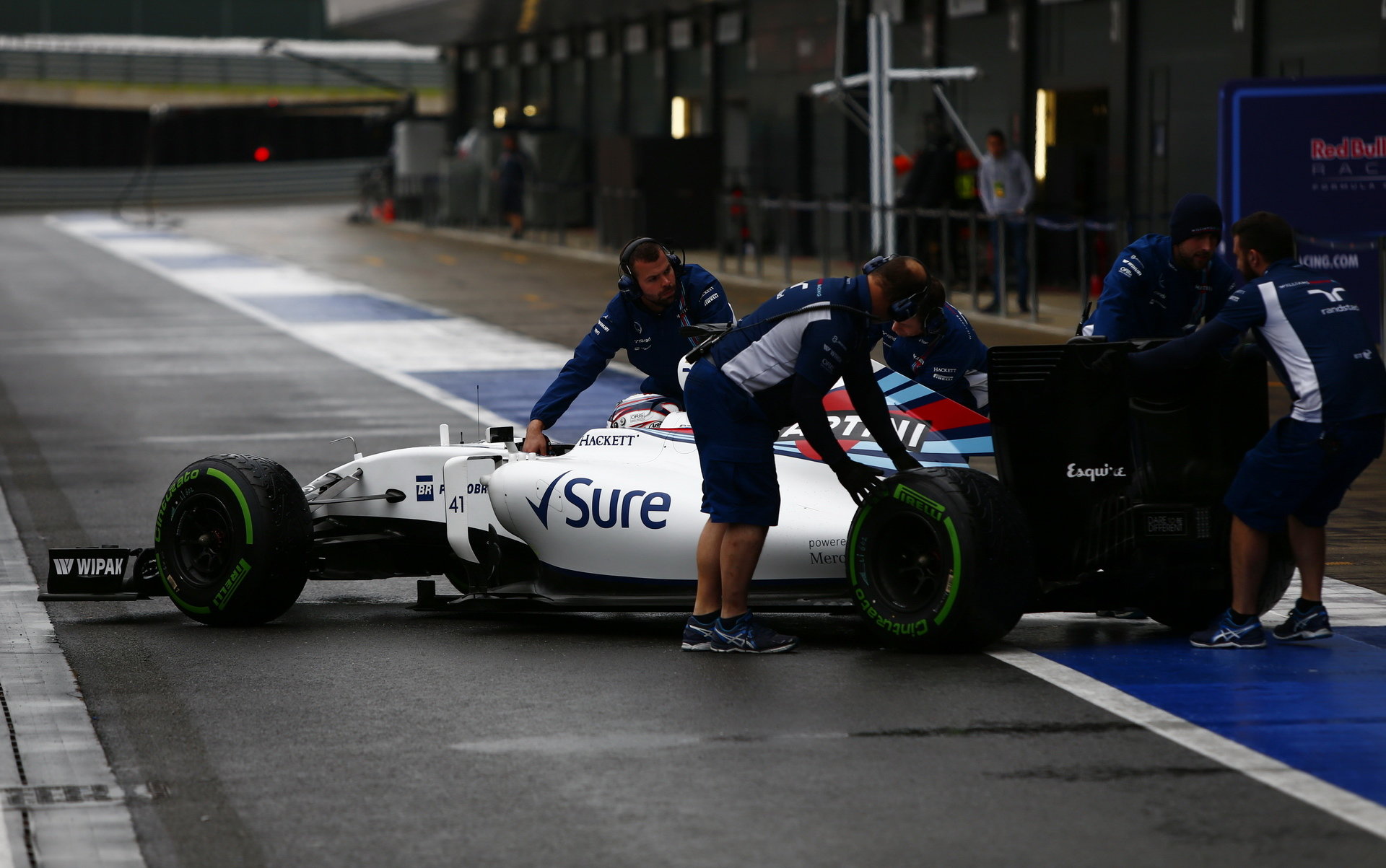 Alex Lynn s Williamsem FW38 první den testů v Silverstone