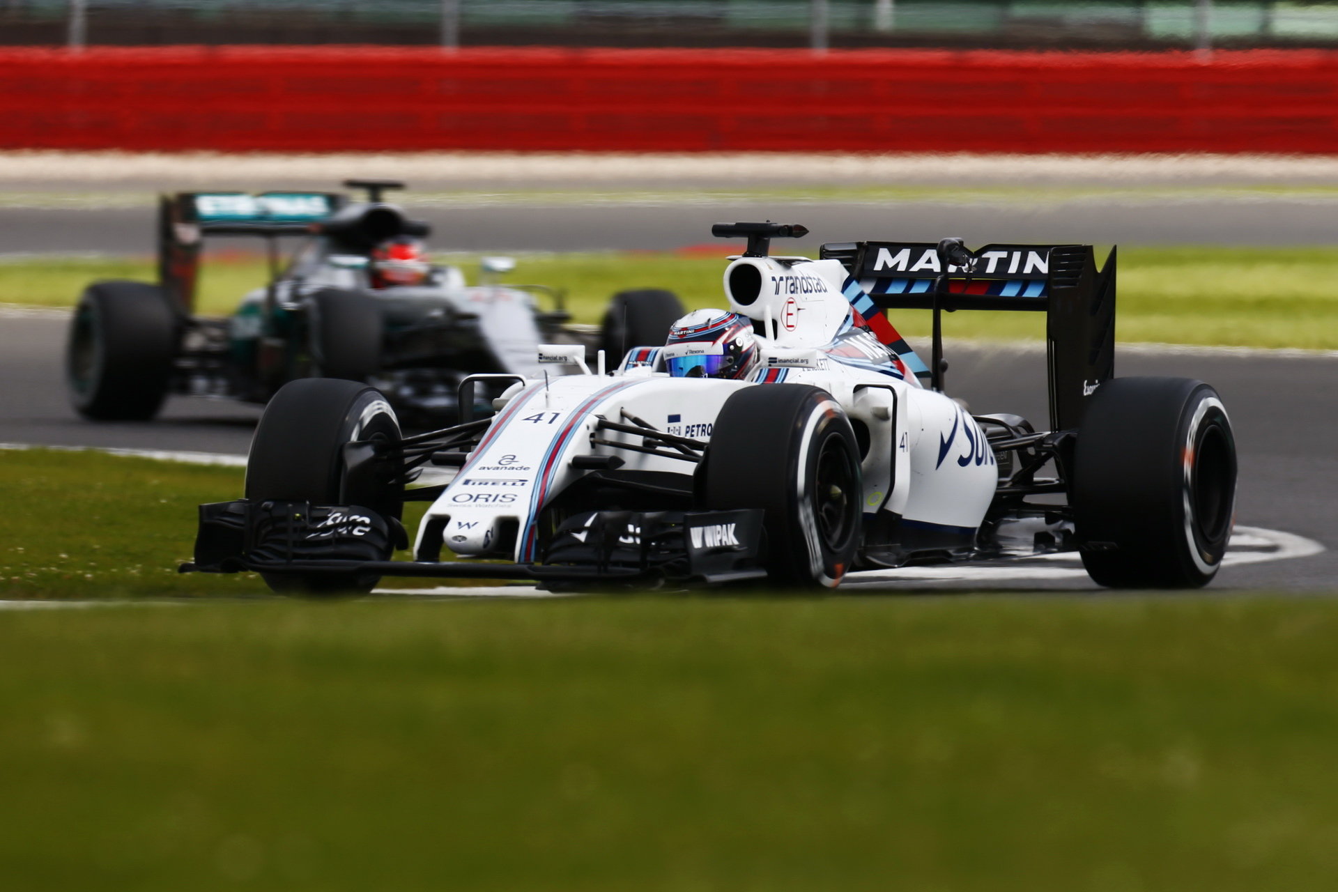 Alex Lynn s Williamsem FW38 první den testů v Silverstone, za ním Esteban Ocon s Mercedesem F1 W07 Hybrid
