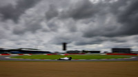 Alex Lynn s Williamsem FW38 první den testů v Silverstone