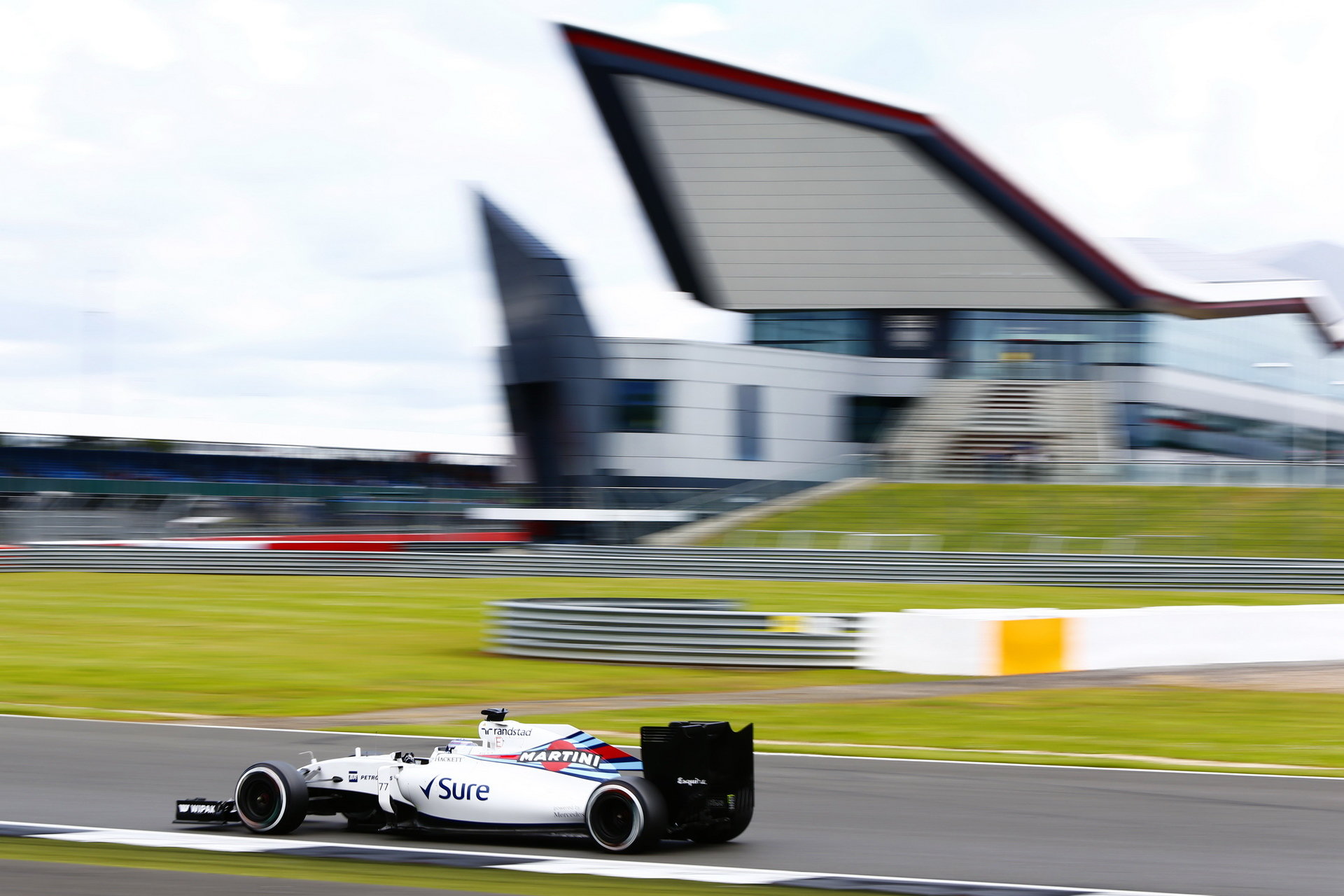 Valtteri Bottas s Williamsem FW38 druhý den testů v Silverstone