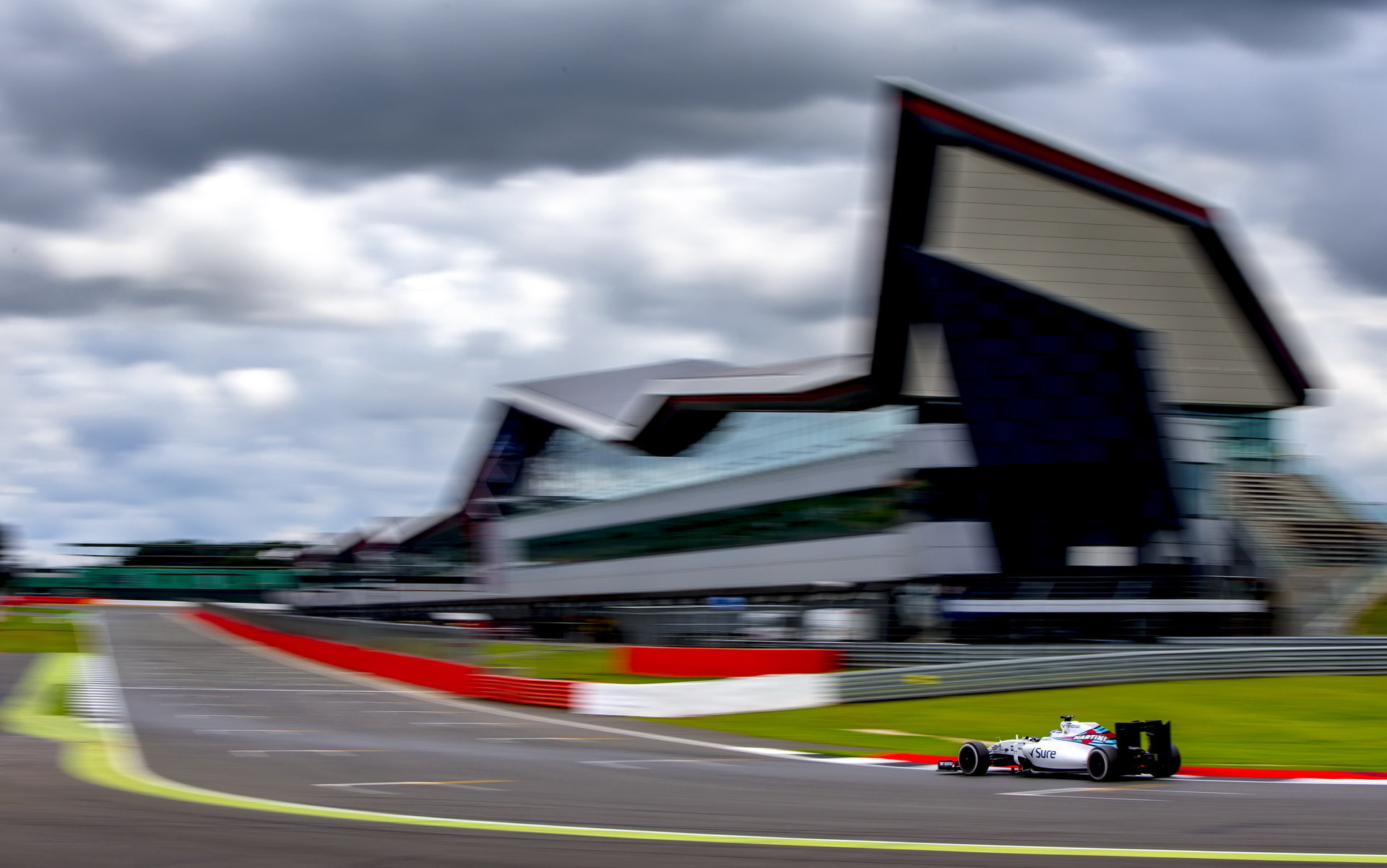 Valtteri Bottas s Williamsem FW38 druhý den testů v Silverstone