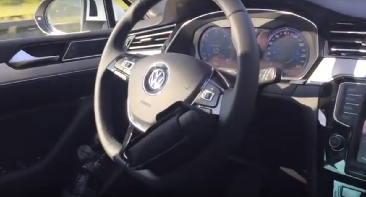 Volkswagen Passat (B8) a automatické vedení v pruhu