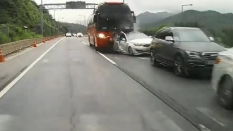 Drsný incident autobusu a několika aut