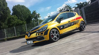 Pokud nemá zájemce vlastní auto, organizátoři mu půjčí toto Clio RS.