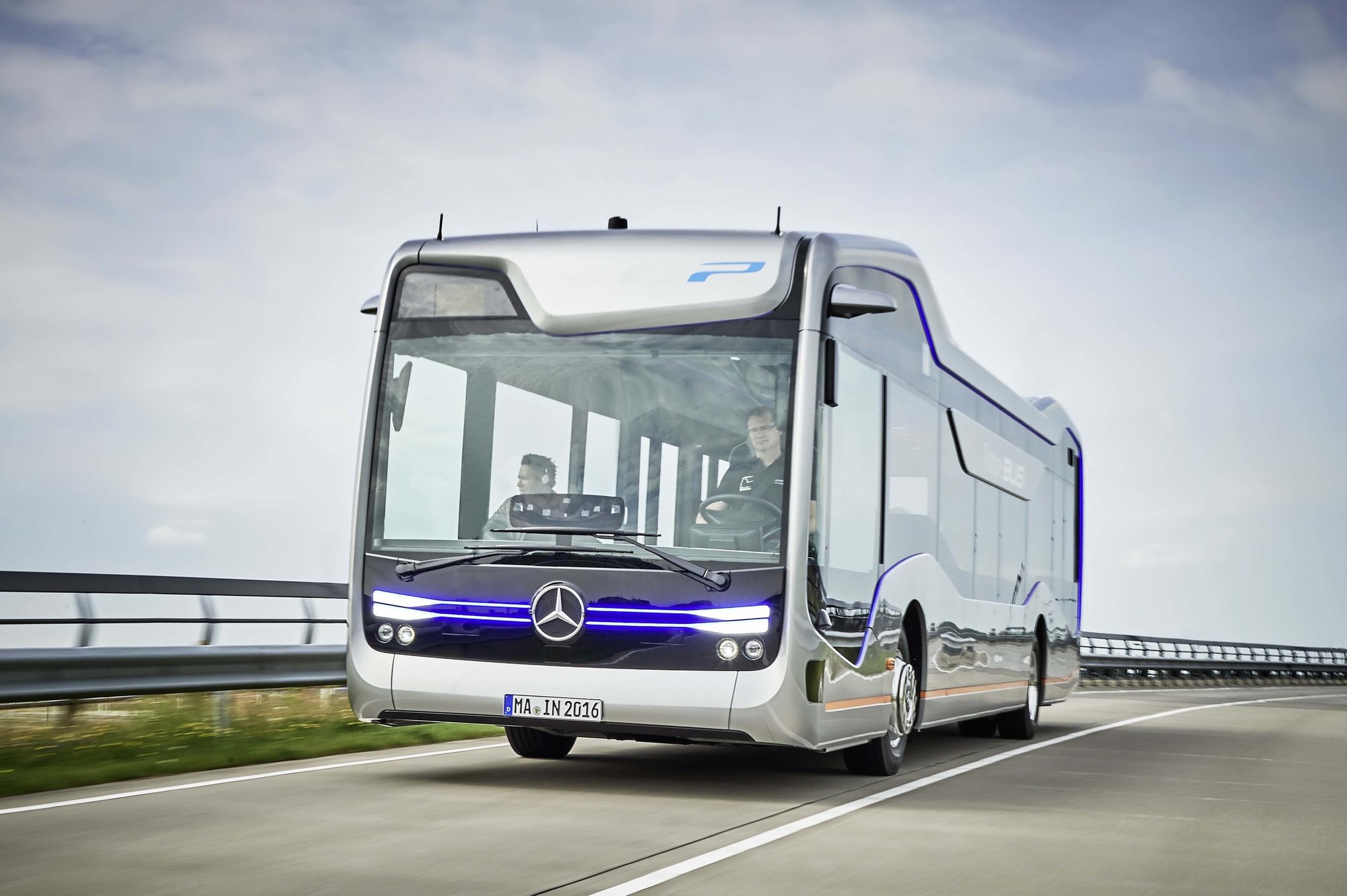 Autonomní autobus Mercedes-Benz během testovací jízdy napříč Amstrdamem