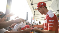 Sebastian Vettel při autogramiádě v Maďarsku