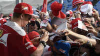Kimi Räikkönen při autogramiádě v Maďarsku
