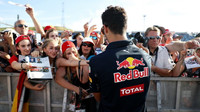 Daniel Ricciardo při autogramiádě v Maďarsku