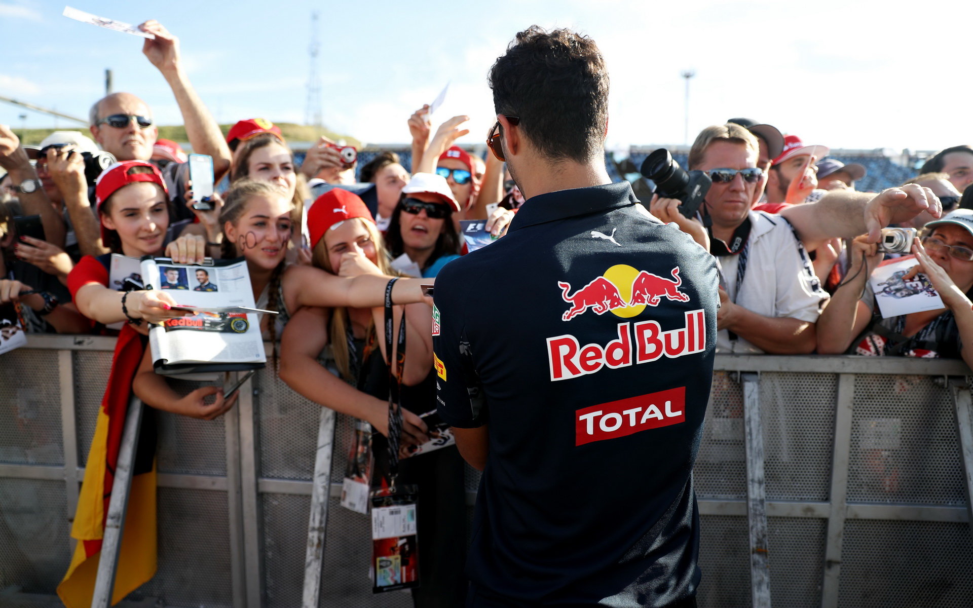 Daniel Ricciardo při autogramiádě v Maďarsku