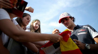 Carlos Sainz při autogramiádě v Maďarsku