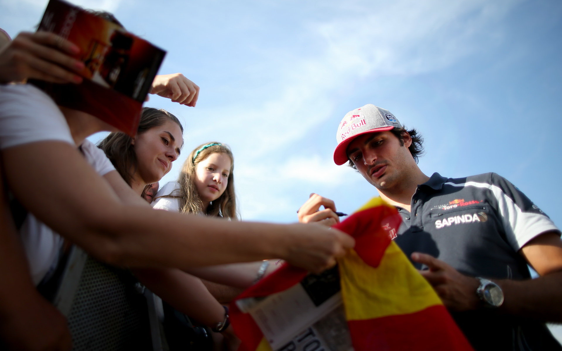 Carlos Sainz při autogramiádě v Maďarsku