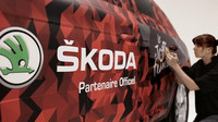 Škoda Kodiaq se na nových fotkách oděla do červené, povede peloton na Tour.
