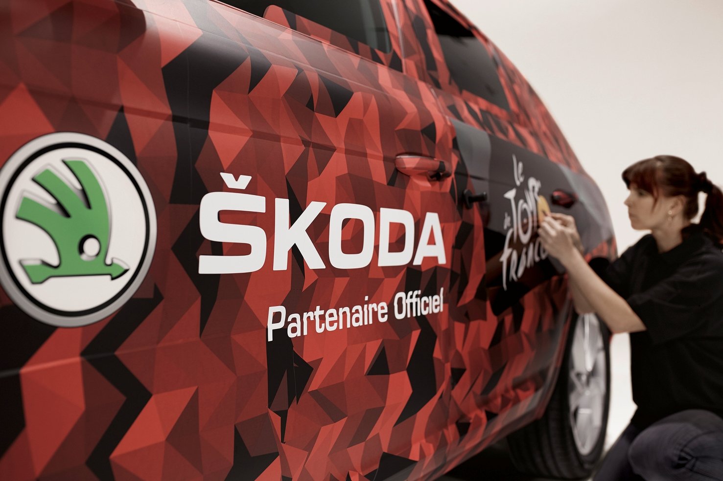 Škoda Kodiaq se na nových fotkách oděla do červené, povede peloton na Tour.