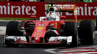 Sebastian Vettel s Flow-visem při pátečním tréninku v Maďarsku