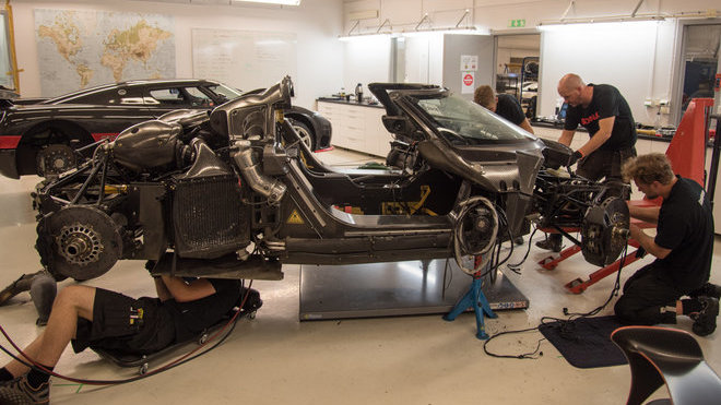 Poničený pomocné rámy a naopak netknutý karbonový monokok havarovaného Koenigseggu One:1.