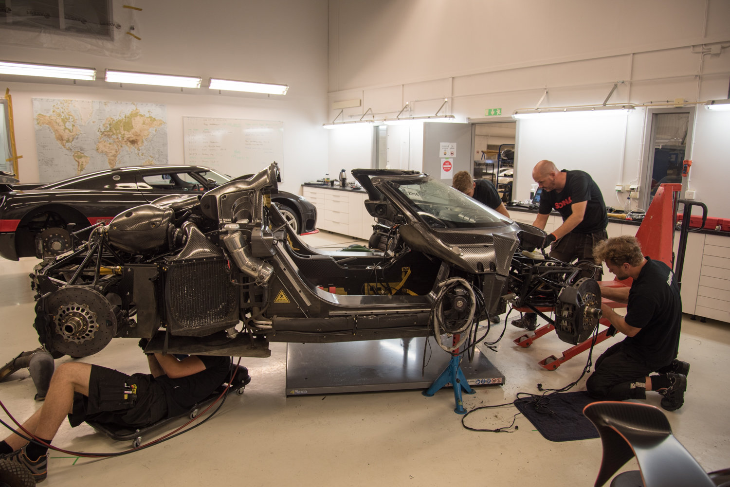 Poničený pomocné rámy a naopak netknutý karbonový monokok havarovaného Koenigseggu One:1.
