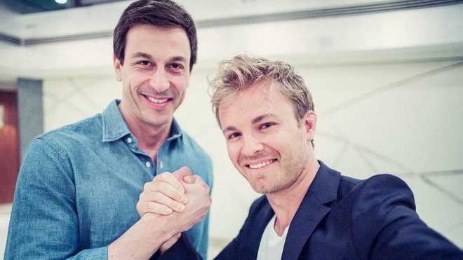 Toto Wolff a Nico Rosberg po německé Grand Prix podobné úsměvy hledali obtížně