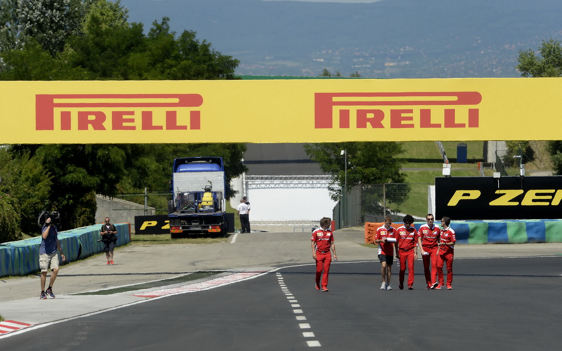 Sebastian Vettel se seznamuje s tratí v Maďarsku