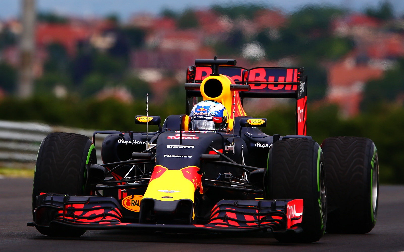 Daniel Ricciardo při pátečním tréninku v Maďarsku