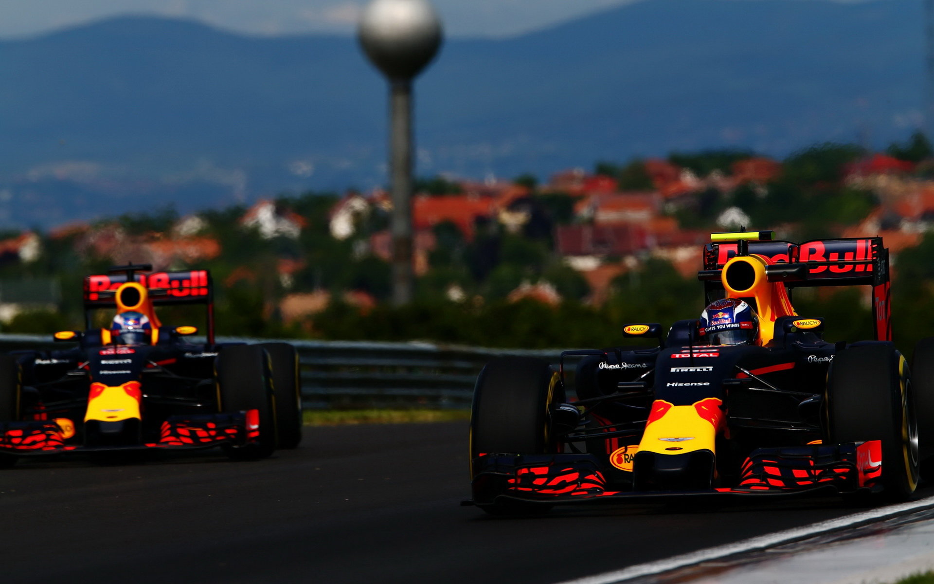 Max Verstappen a Daniel Ricciardo při pátečním tréninku v Maďarsku