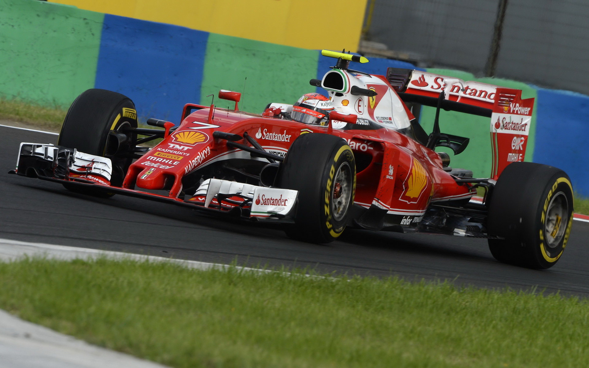 Kimi Räikkönen bojoval s Verstappenem nadvakrát, ve finále se radoval Holanďan
