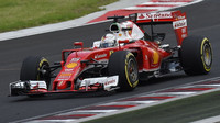 Sebastian Vettel při pátečním tréninku v Maďarsku