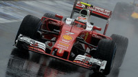Kimi Räikkönen při sobotní deštivé kvalifikaci v Maďarsku