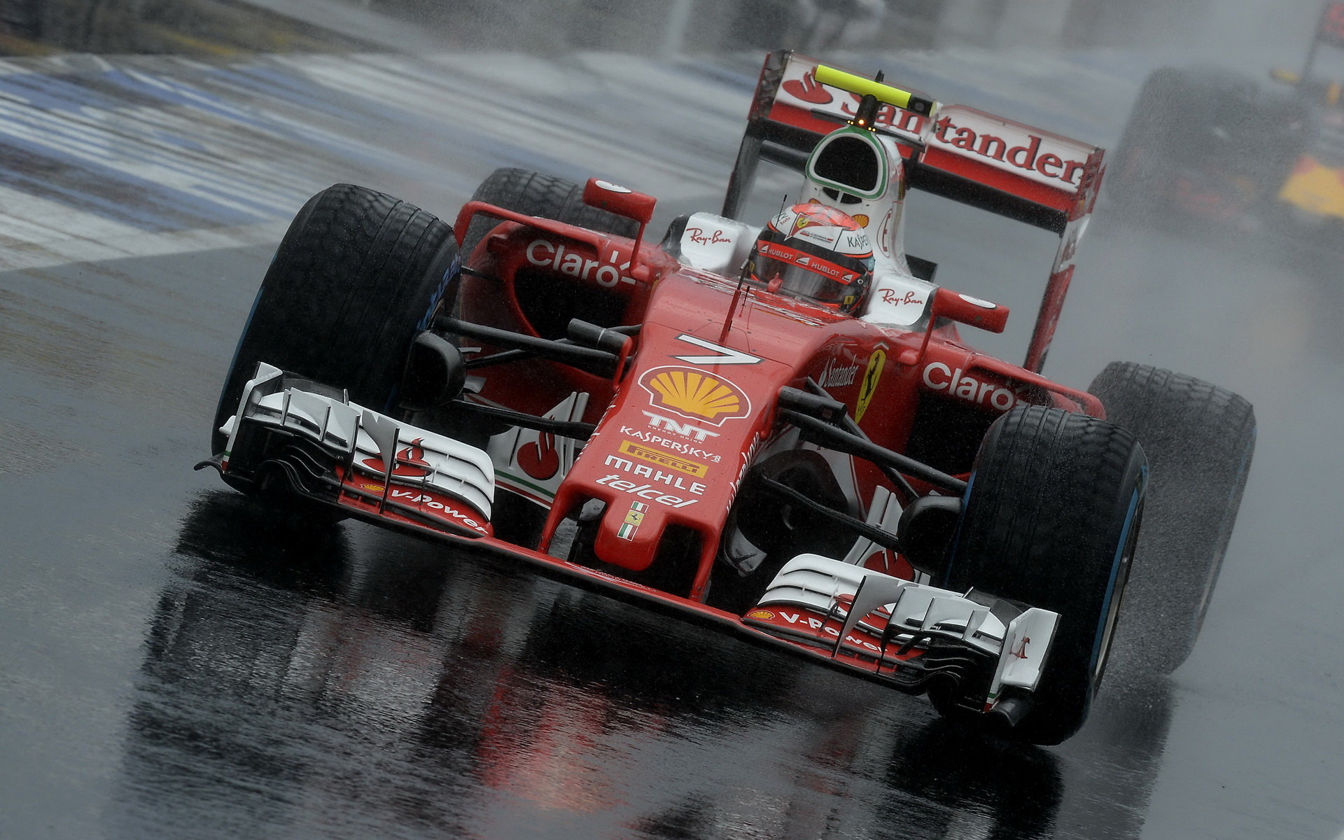 Kimi Räikkönen při sobotní deštivé kvalifikaci v Maďarsku