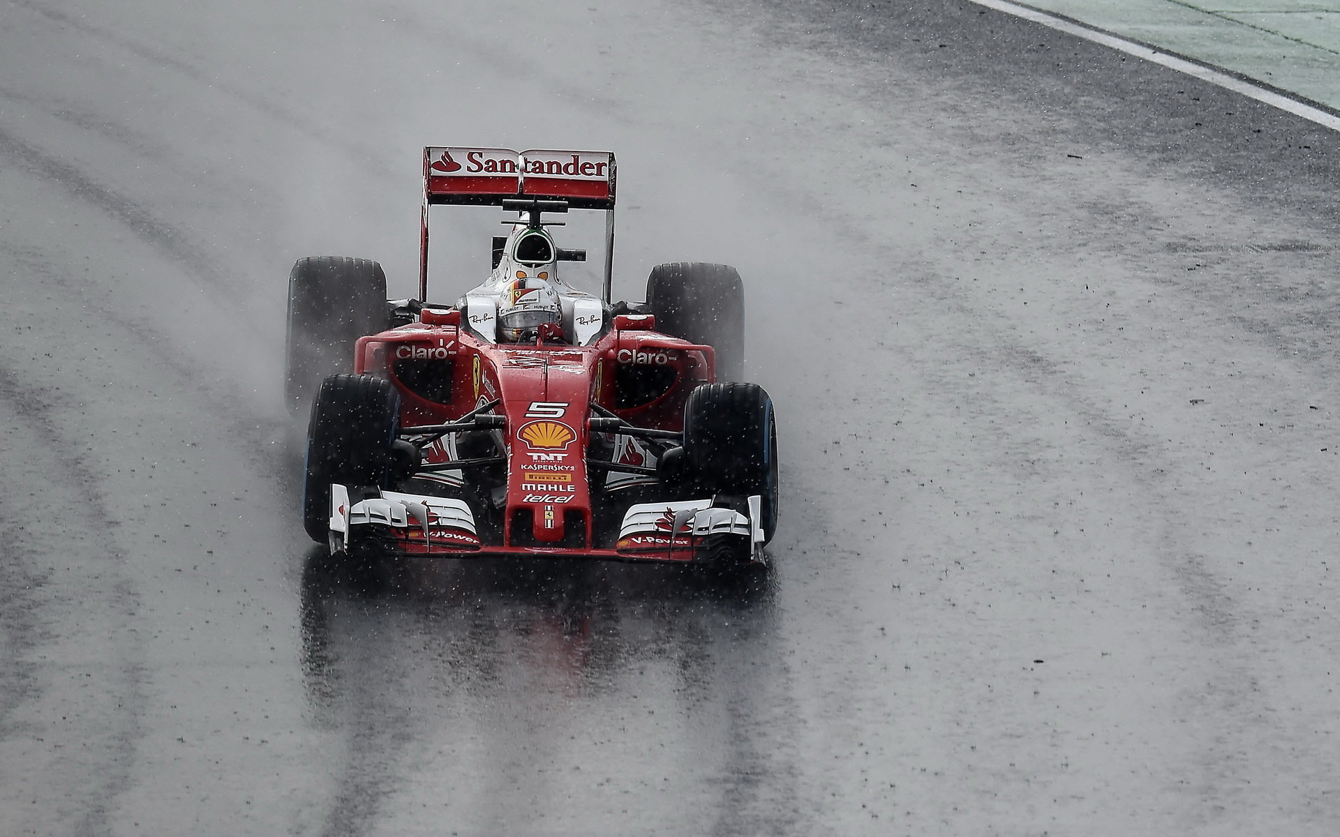 Sebastian Vettel při sobotní deštivé kvalifikaci v Maďarsku