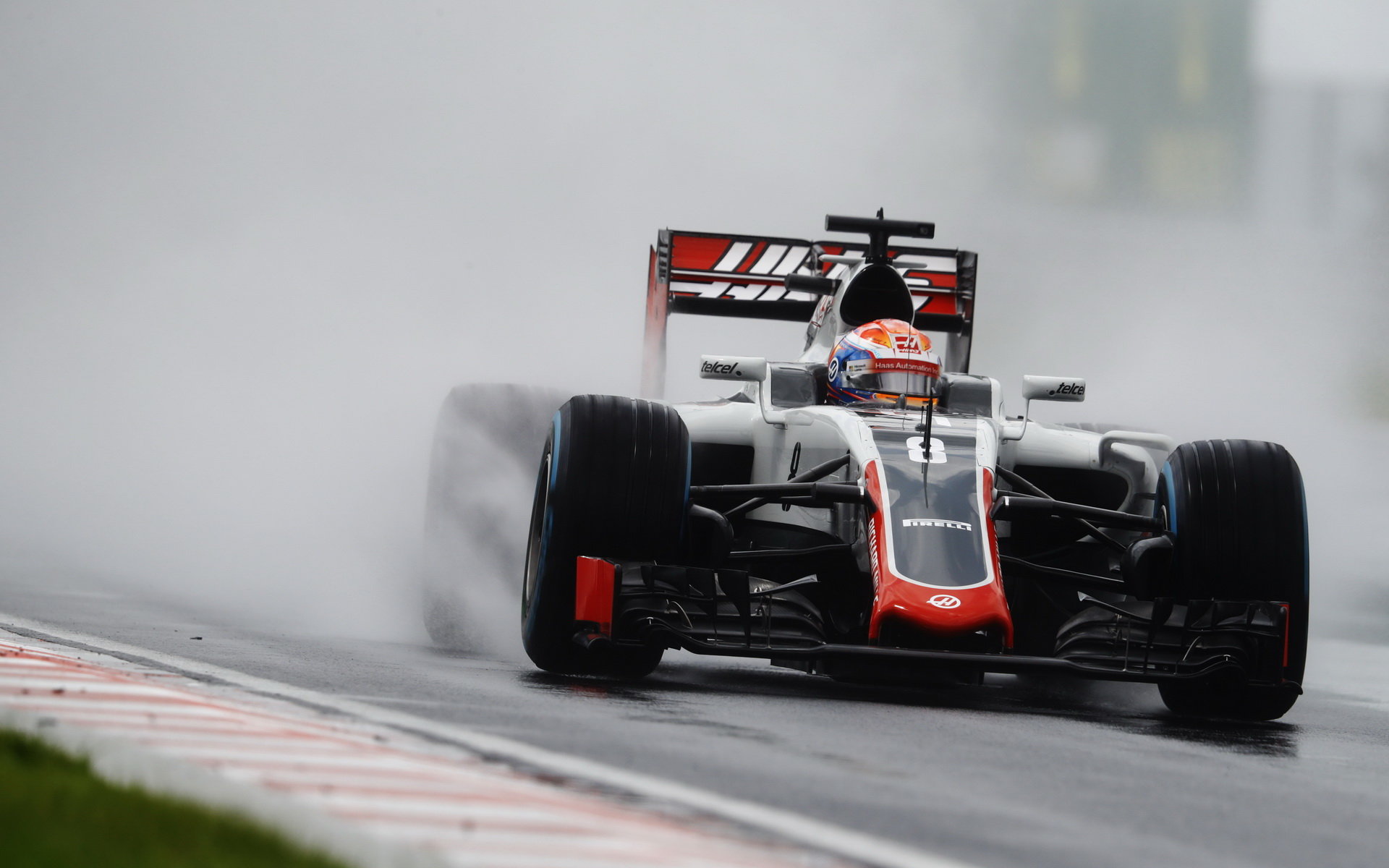 Romain Grosjean při deštivé kvalifikaci v Maďarsku