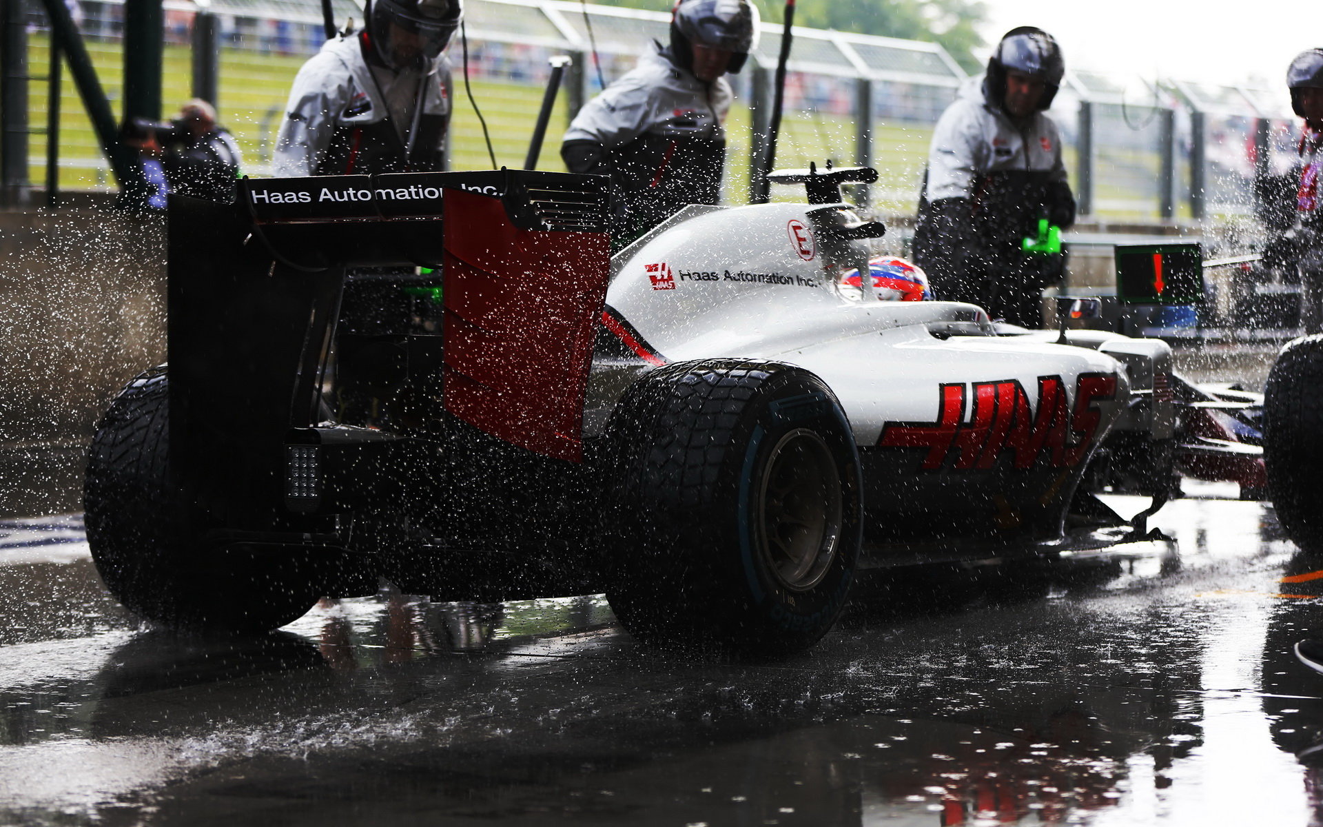 Romain Grosjean při deštivé kvalifikaci v Maďarsku