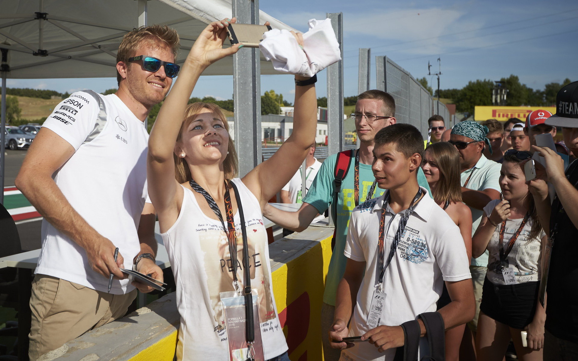 Nico Rosberg při autogramiádě v Maďarsku