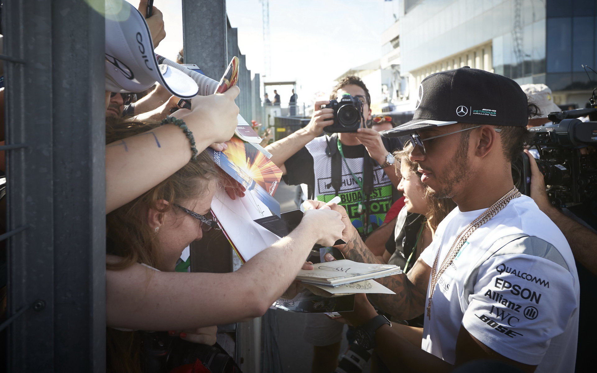 Lewis Hamilton při autogramiádě v Maďarsku