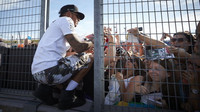 Lewis Hamilton při autogramiádě v Maďarsku