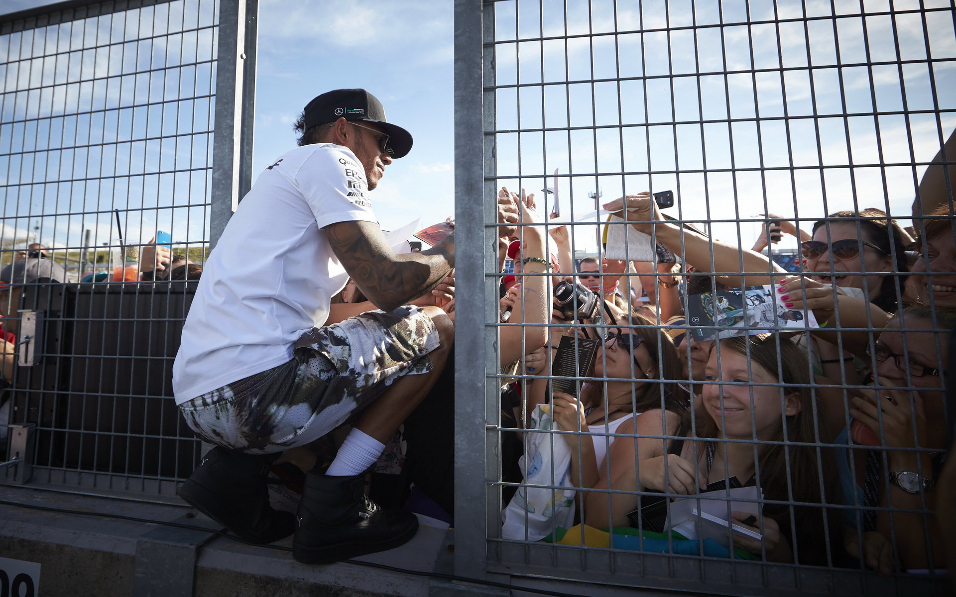 Lewis Hamilton při autogramiádě v Maďarsku