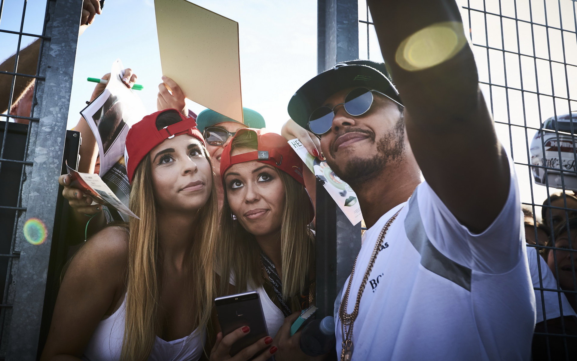 Lewis Hamilton při autogramiádě v Maďarsku